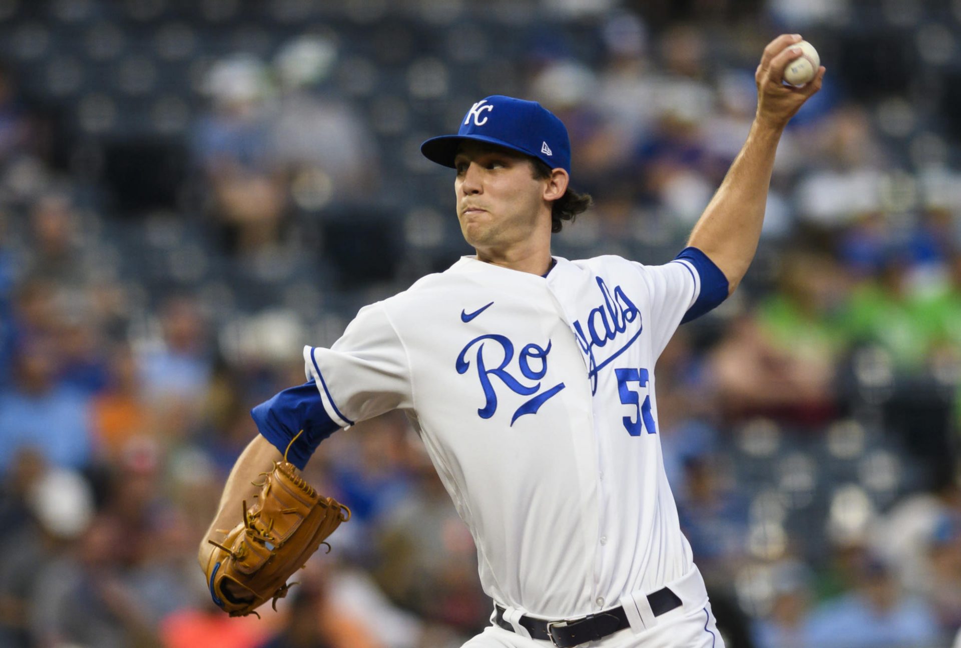 Lynch shuts down Astros for 7 innings as Royals gain 3-1