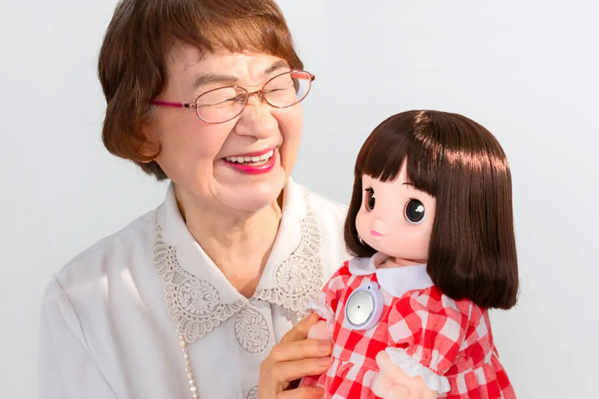 Ami-Chan, the doll with synthetic intelligence that accompanies the aged in confinement