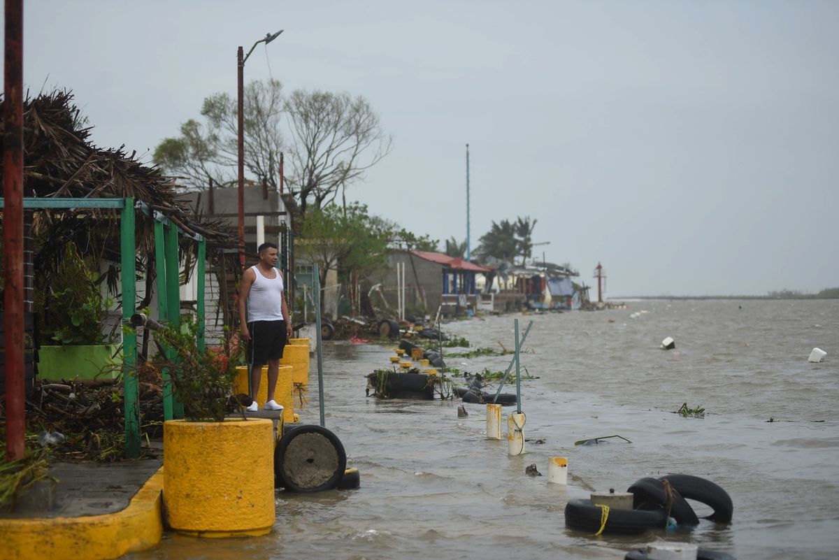 Typhoon Grace Cuts Through Mexico Sooner than Weakening; Kills 8