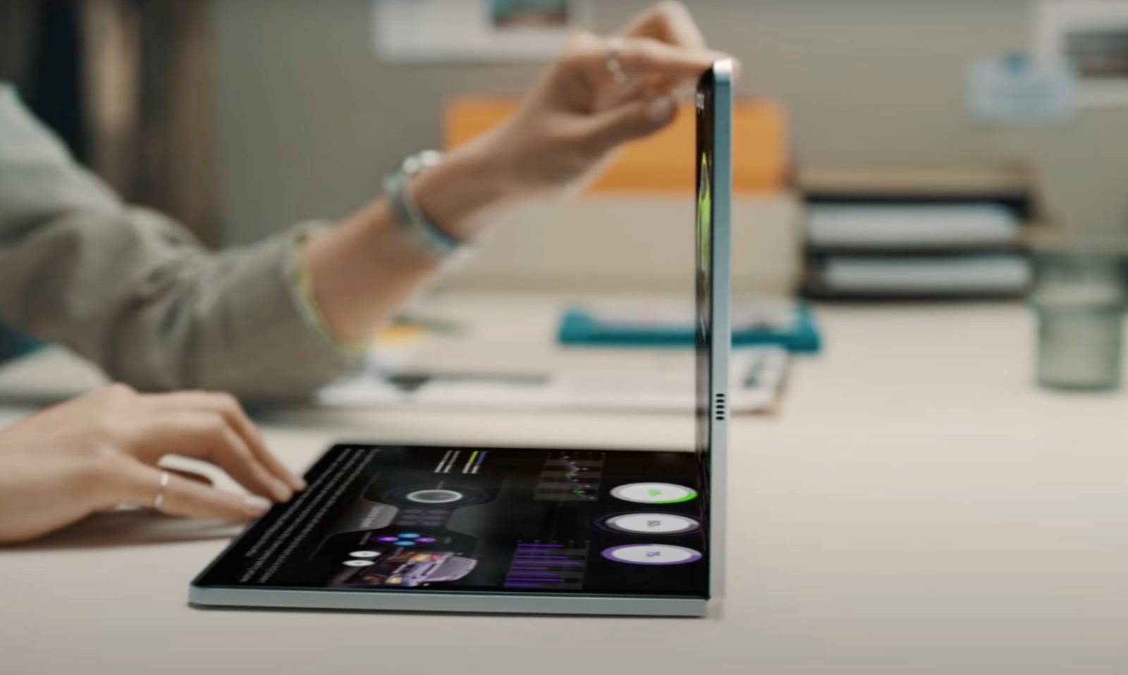 Samsung could per chance perchance furthermore rapidly launch a 17-lag foldable notebook computer