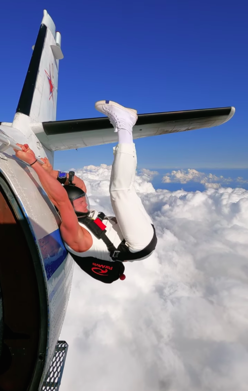 Watch This Skydiver Assemble Knee Raises Whereas Clinging to the Aspect of a Plane
