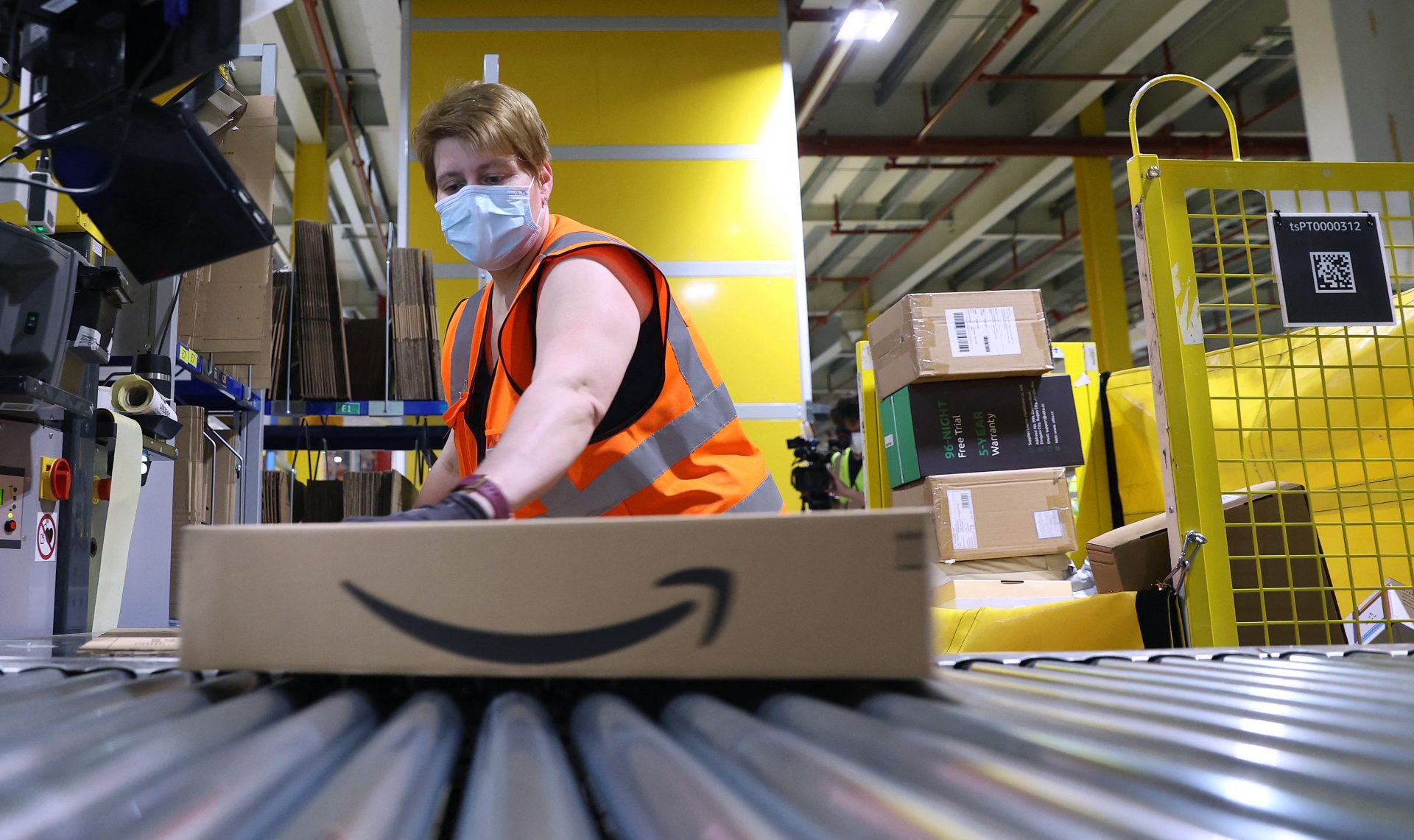 California might per chance power Amazon to pork up stipulations for warehouse workers