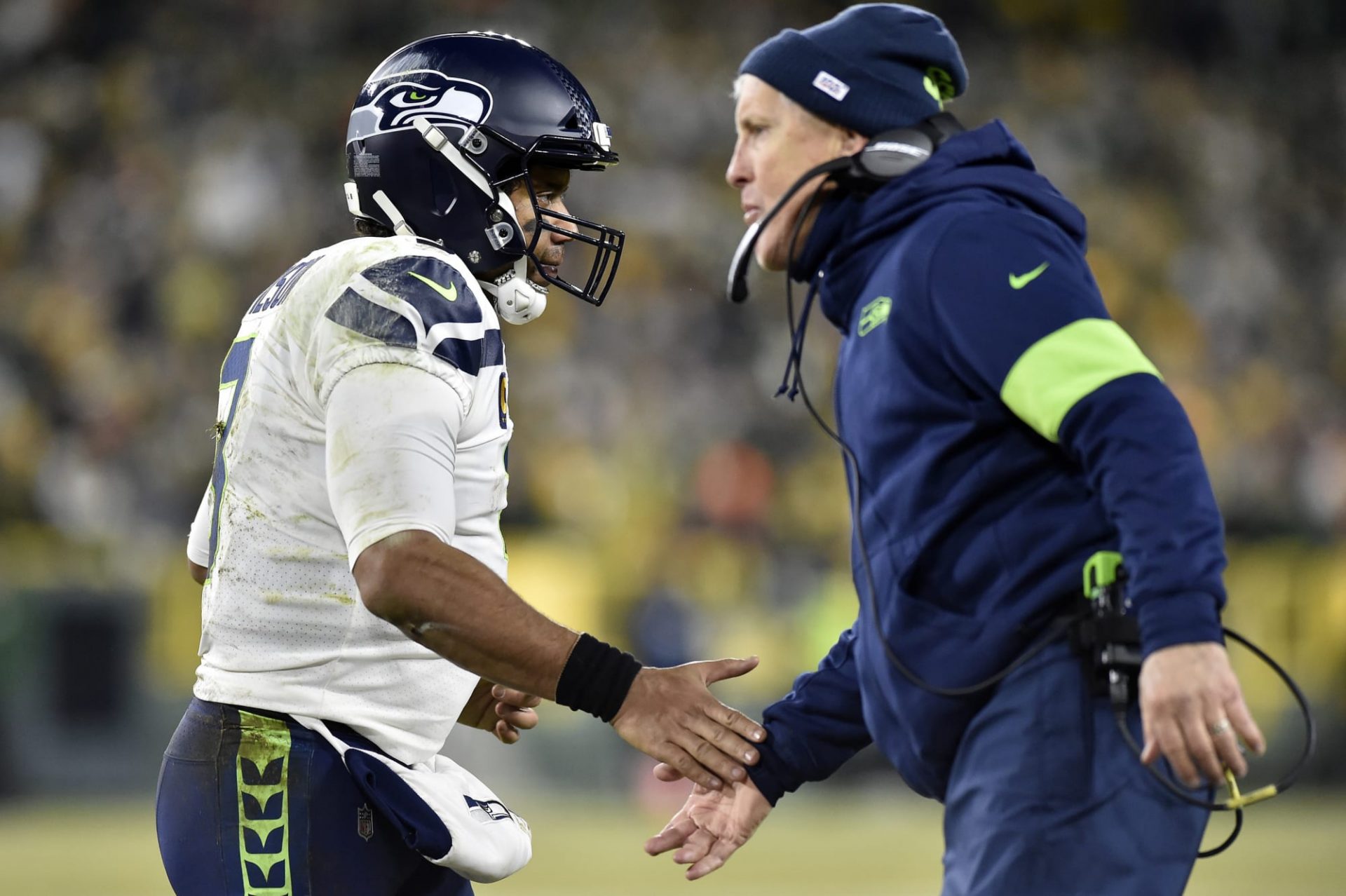 Russell Wilson gets Enormous Bowl flashbacks on Manning-solid with Derek Carr crimson zone INT