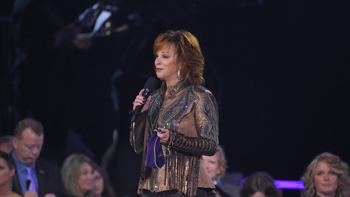 Reba McEntire Is Rescued By Emergency Workers After A Staircase Collapsed