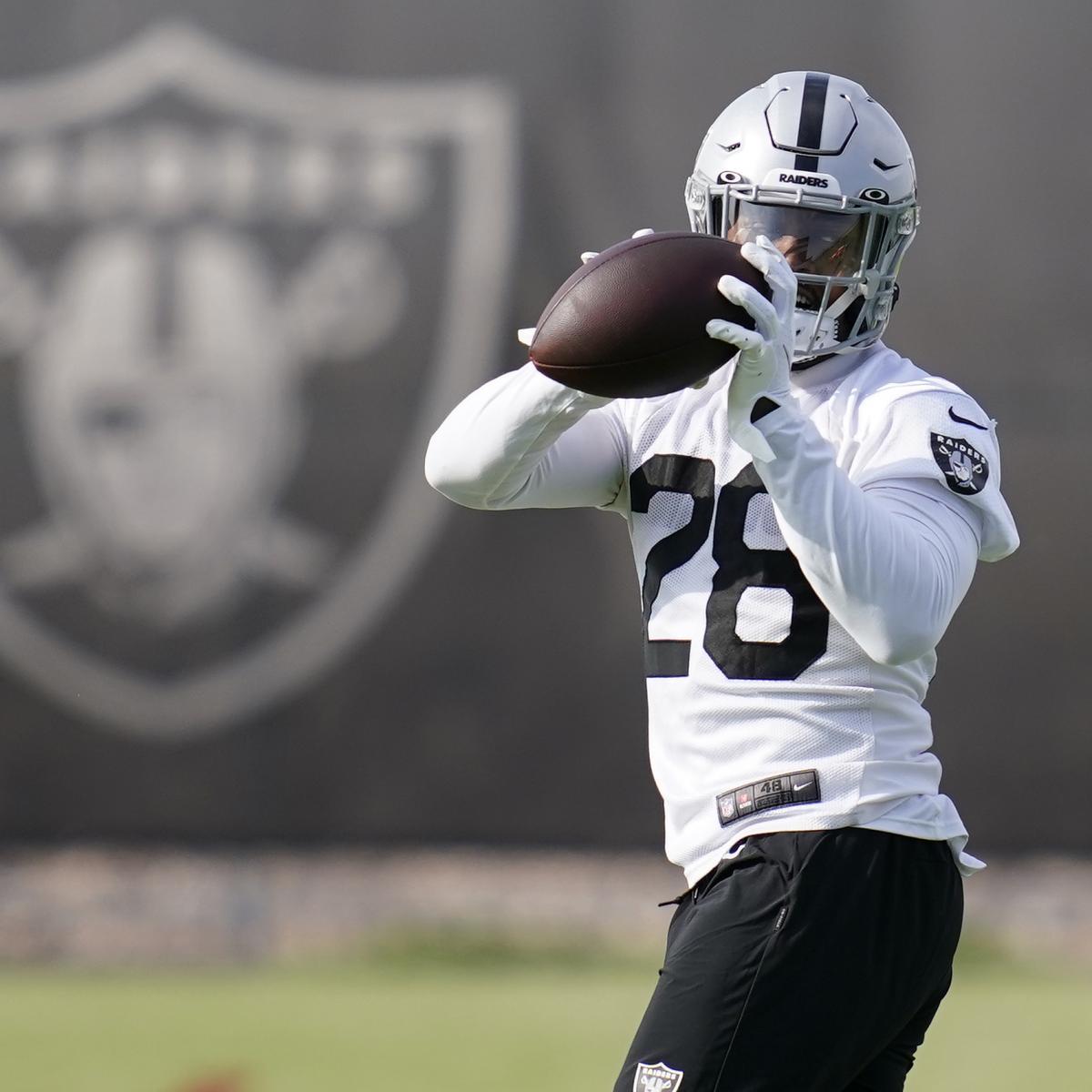 Raiders’ Josh Jacobs Would possibly maybe presumably maybe not Play vs. Steelers Due to the Toe, Ankle Injuries