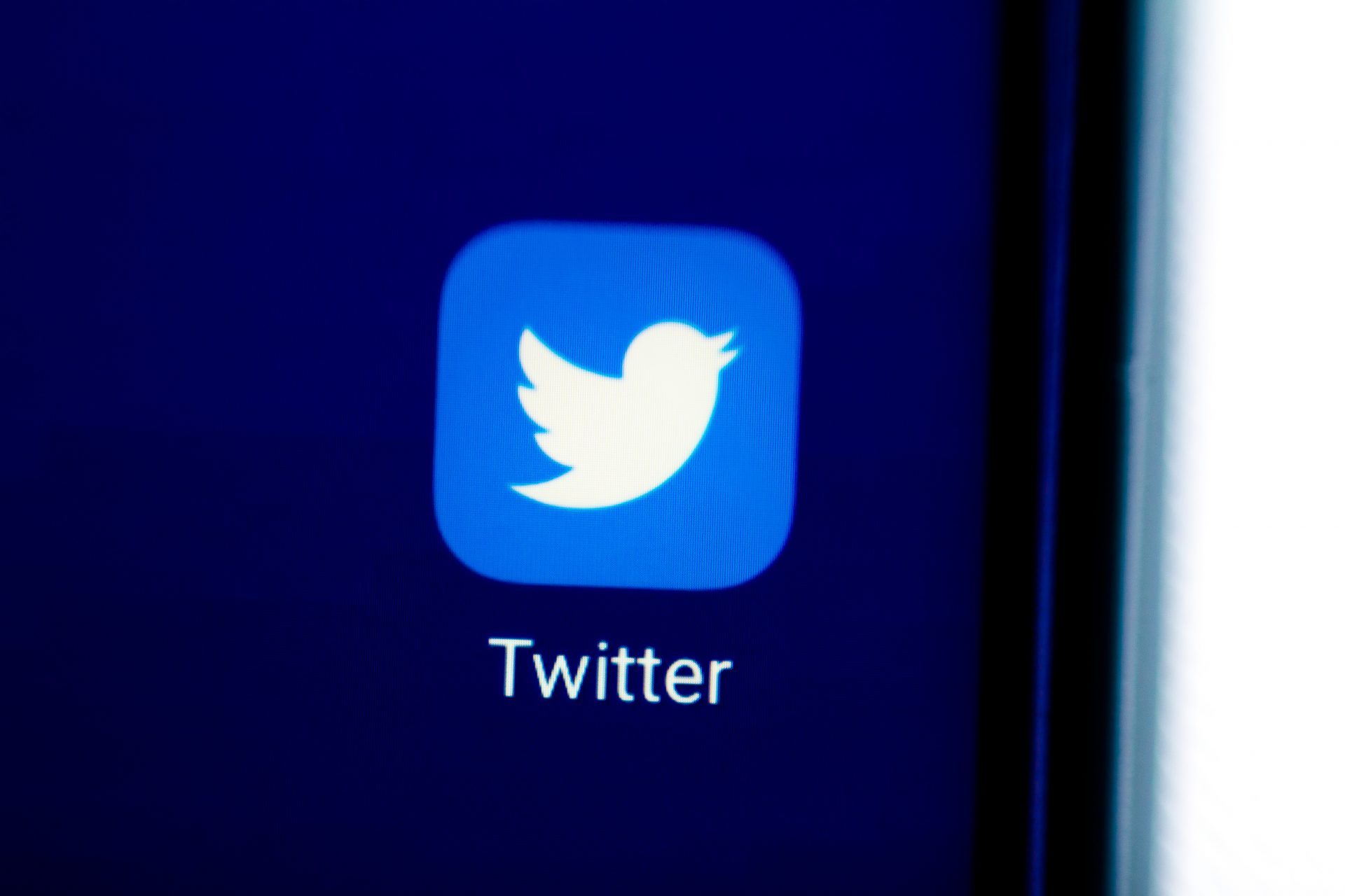 Twitter is working to cease tweets from disappearing as you read them