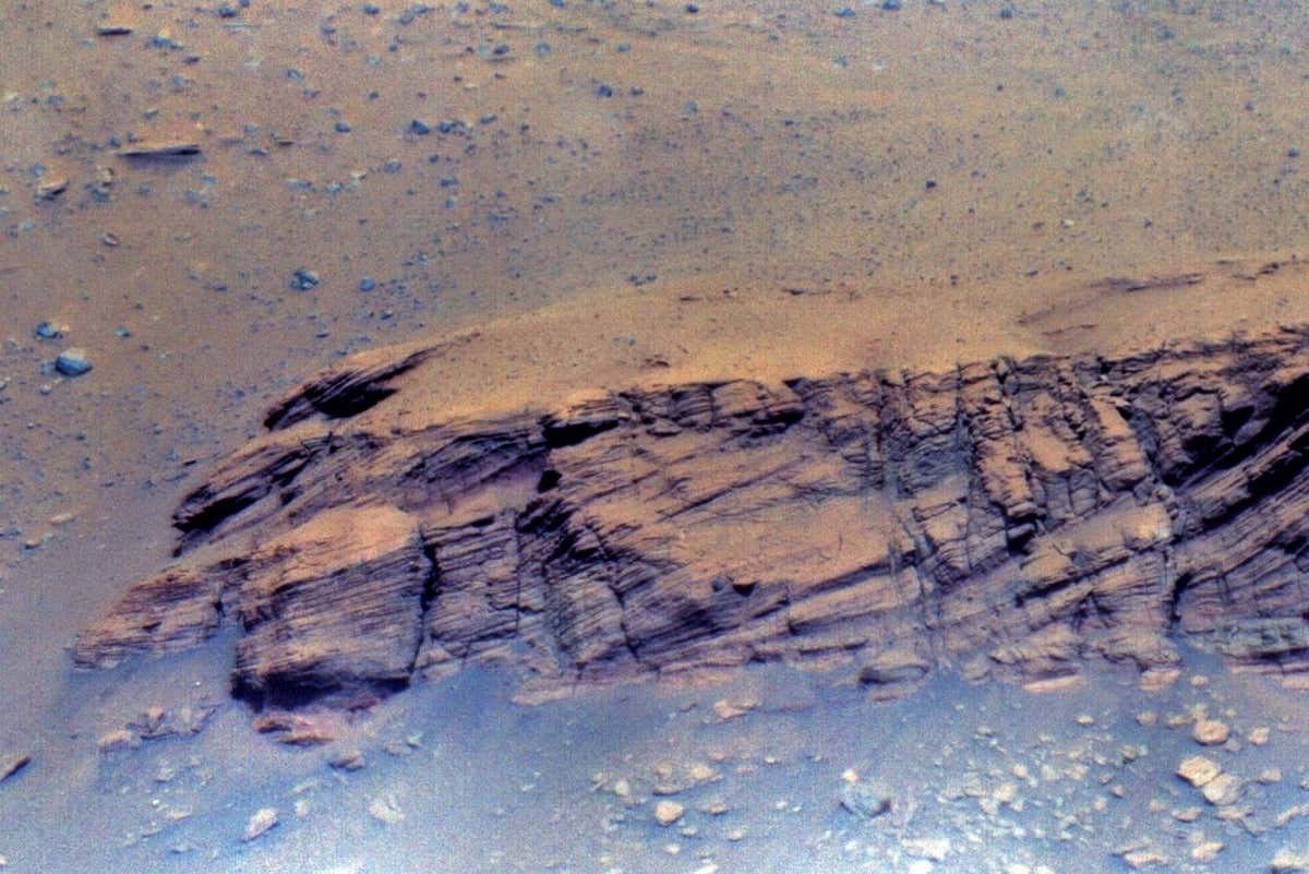 Worn Mars lake had like a flash-transferring floods that carried huge boulders