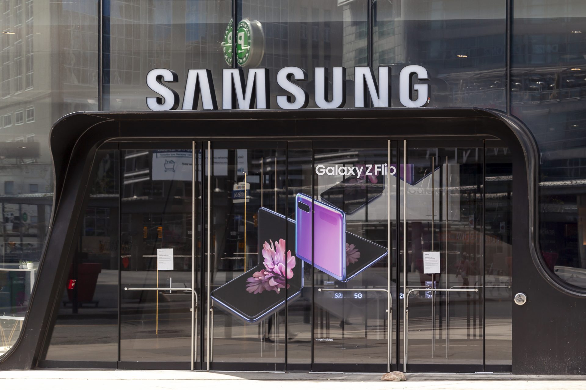Samsung posts legend-high income thanks to its chip and cell companies